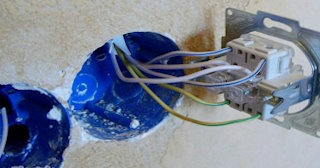 Монтаж проходного выключателя от 577 руб. в Прокопьевске
